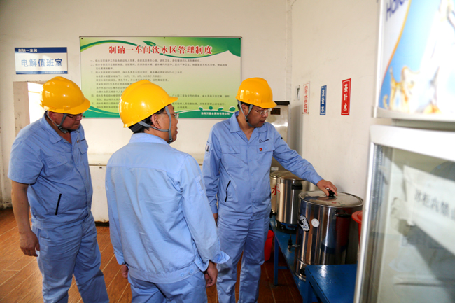 集團公司黨委書記、董事長李躍民深入生產(chǎn)一線檢查指導防暑降溫工作