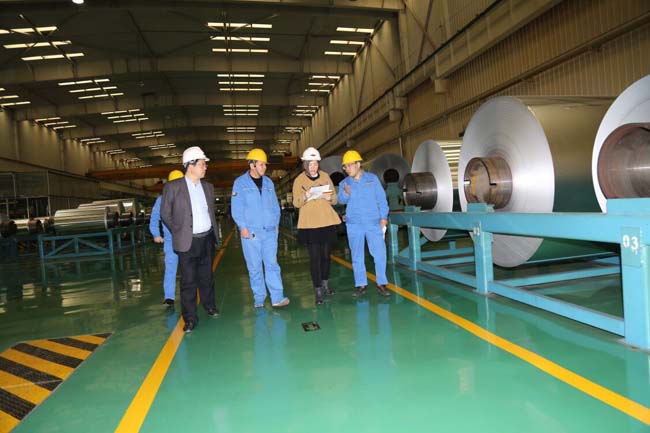 河南日?qǐng)?bào)駐洛陽記者站站長(zhǎng)田宜龍到萬基鋁加工采風(fēng)